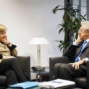 Merkel se abre al fortalecimiento del MEDE y se reúne con Monti en Bruselas esta tarde