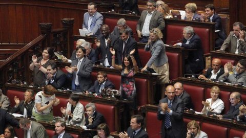 Le Parlement rouvre, et c'est aussitôt le chaos : grillini aux débuts, Pd et Pdl dans l'impasse