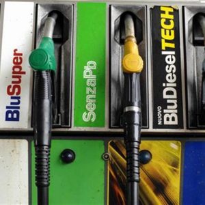 Benzina, ancora rialzi per verde e diesel