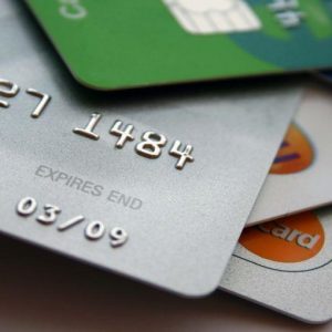 Carte di credito, stop ai costi extra: interviene l’Antitrust