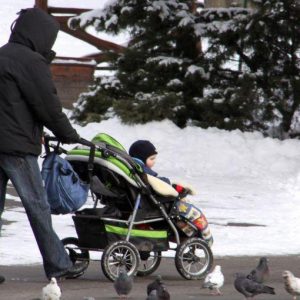 Wird ein Kind geboren? Auch der frischgebackene berufstätige Vater kann zu Hause bleiben