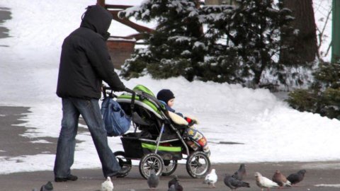 Se naste un copil? Chiar și noul tată muncitor va putea rămâne acasă