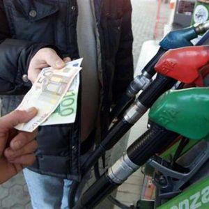 Benzina, aumentano i prezzi: la verde di nuovo sopra 1,8 euro al litro