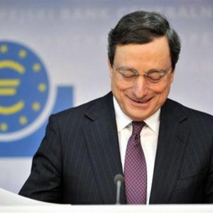 Draghi, economia dà segni di stabilizzazione ma la Bce taglia le stime sul Pil del biennio