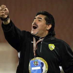 Maradona și fiscalul: driblingul etern al copilului infinit