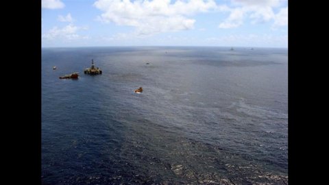 Brasile: fuoriuscita di petrolio, denunciati i vertici Chevron