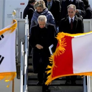Monti avverte dall’Asia: “Pronti a lasciare prima del 2013 se il Paese non apprezza”
