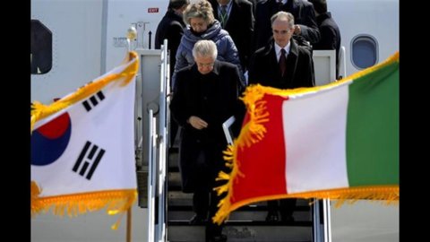 Monti avverte dall’Asia: “Pronti a lasciare prima del 2013 se il Paese non apprezza”