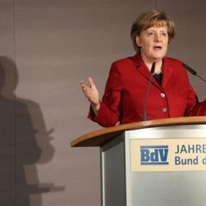 Merkel apre: sì a un fondo salva-Stati rafforzato
