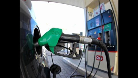 Benzina, quanto costa l’esodo pasquale