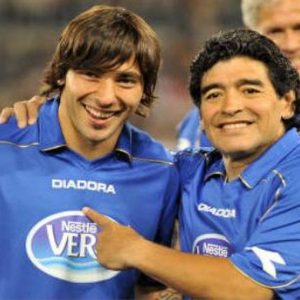 Maradona esperado em Nápoles na próxima semana: entre problemas com o fiscal e o amor dos torcedores