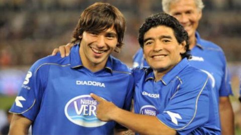 Maradona wird nächste Woche in Neapel erwartet: zwischen Ärger mit dem Finanzamt und der Liebe der Fans