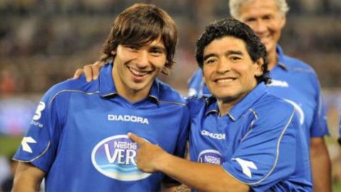 Maradona atteso a Napoli la settimana prossima: tra i guai col Fisco e l’amore dei tifosi