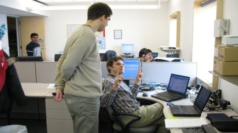 Ammazzarsi di lavoro? Non conviene: secondo uno studio i dipendenti più brillanti sono i meno felici