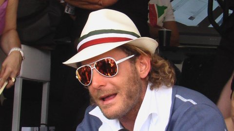 Lapo Elkann geht an die Öffentlichkeit und listet seine „Italia Independent“-Brillen auf