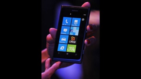 Nokia crolla in Borsa: male le vendite e flop del nuovo smartphone Lumia 900