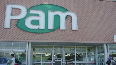 Working at the supermarket on Sunday: Pam only hires students