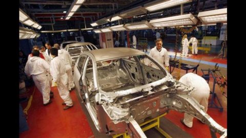 Istat: ordini industria -13,2% a febbraio, dato peggiore dal 2009