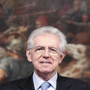 Nuova prova Btp per Monti mentre Moody’s declassa la Spagna. Piazza Affari in lieve rialzo