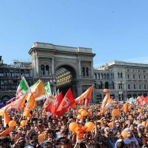 25 aprile, polemiche a Milano per l’apertura dei negozi: Pisapia e sindacati contro, coop a favore