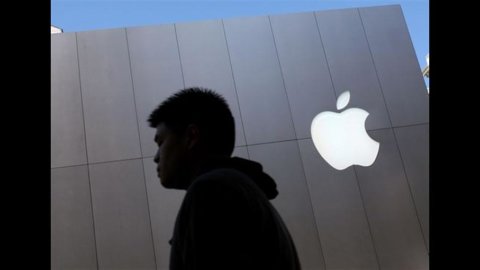 Apple और बैंक स्टॉक एक्सचेंजों को ऊपर की ओर धकेलते हैं: मिलान दौड़ में सबसे आगे है