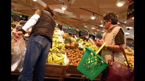 Confcommercio, calo consumi del 2,8% nel 2012. E per il Pil previsioni di calo del 2,2%.