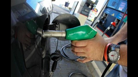 Benzina, i prezzi salgono ancora: la verde a 1,903 euro al litro