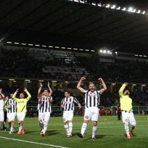 Juve mengalahkan Cagliari sementara Milan kalah dalam derby melawan Inter: Scudetto jatuh ke tangan Bianconeri