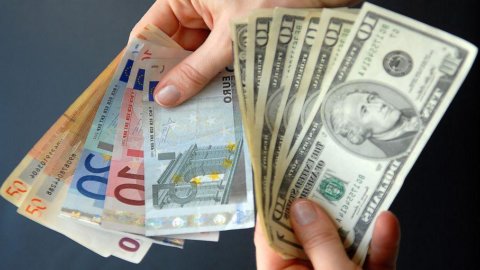 Euro ancora al ribasso sui mercati asiatici, torna ai minimi degli ultimi tre mesi