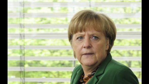 Merkel avverte Hollande: impossibile rinegoziare il fiscal compact