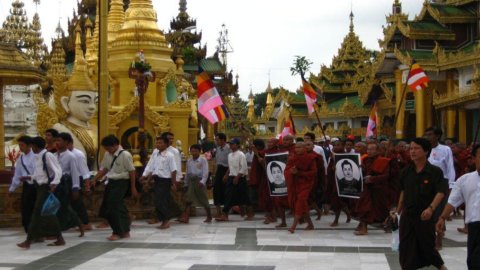 Myanmar, Debüt am Kiosk von privat kontrollierten Zeitungen