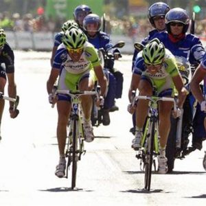 Il Giro torna in Italia tra cerotti e polemiche