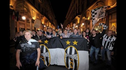 Juve-Atalanta, festa scudetto con Del Piero che alza il trofeo tricolore per l’ultima volta