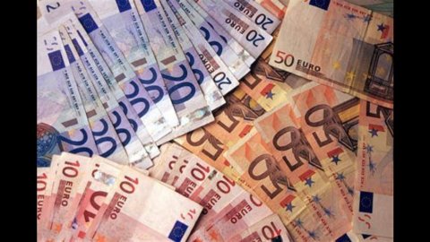 Istat: Pil ancora giù (-0,8%), è recessione
