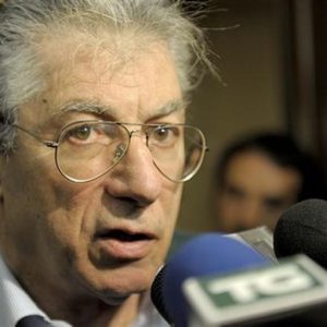 Lega, Bossi indagato a Milano: truffa ai danni dello Stato