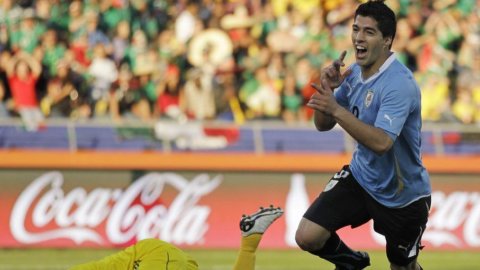 World Cup: Fifa opens an investigation, Suarez risks a 24-match ban