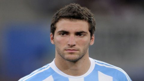 Calciomercato, Higuain sembra sempre più vicino al Napoli. E intanto il Barça punta su Tata Martino
