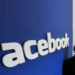 Facebook, idea smartphone: chiamati ex ingegneri di Apple. L’alternativa è rilevare il Blackberry