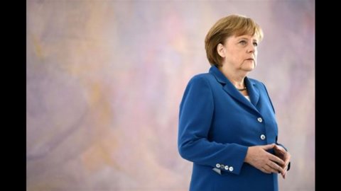 Merkel: “Giusto che l’Italia investa”