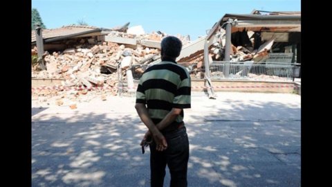 Terremoto Emilia: 17 morti, 8mila gli sfollati. Governo vara piano d’emergenza: aumenti per benzina