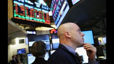 Euro e Borse in netto ribasso, corre lo spread e i tassi del Btp decennale danzano attorno al 6%