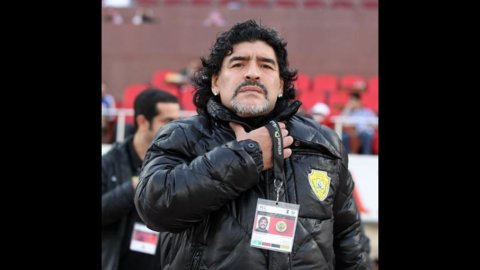 Maradona dan otoritas pajak: utang berkurang dari 40 menjadi 34 juta