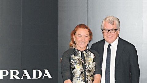 Prada, il controllo del gruppo torna in Italia. Bertelli: “Fiducia nel Paese”