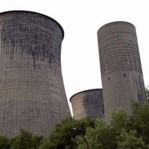 ドイツのグループ E.On は政府に原子力発電停止の補償として 8 億ドルを要求している