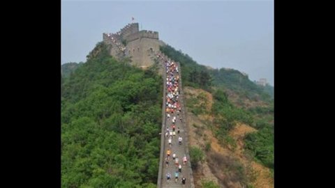 Cina, la Grande Muraglia si allunga