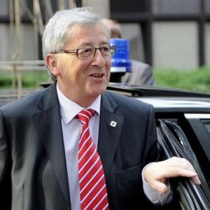 Juncker melawan Merkel: "Kemungkinan perpanjangan jatuh tempo pinjaman Yunani"