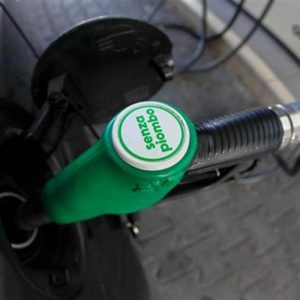 Benzină, războiul reducerilor continuă: după Eni, Esso și Q8, apoi și Shell și TotalErg