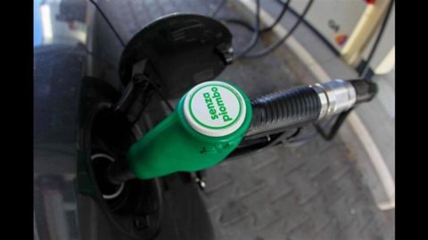 Benzina, continua la guerra degli sconti: dopo Eni,  Esso e Q8, poi anche Shell e TotalErg