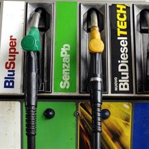 Benzina, scendono i prezzi alle stazioni di servizio