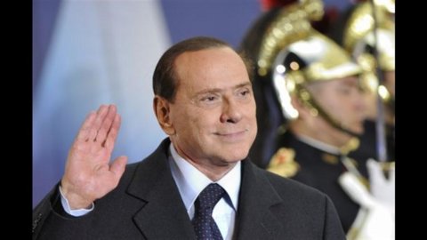 Monti pede ajuda, Berlusconi ataca